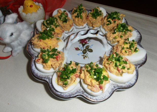 Fotografia przedstawiająca jajeczka nadziewane tuńczykiem i szczypiorkiem