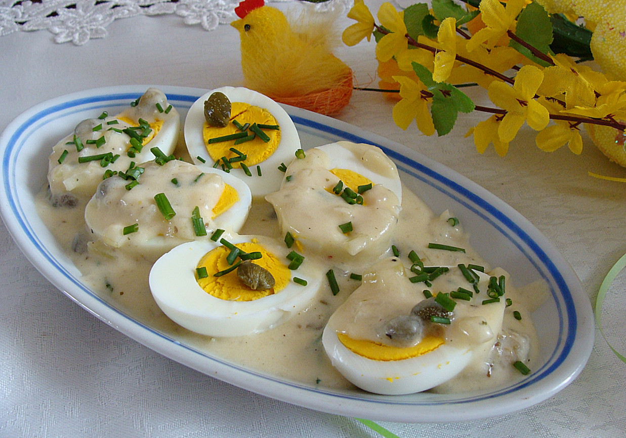 Jajeczka w chrzanowo-kaparowym sosie foto
