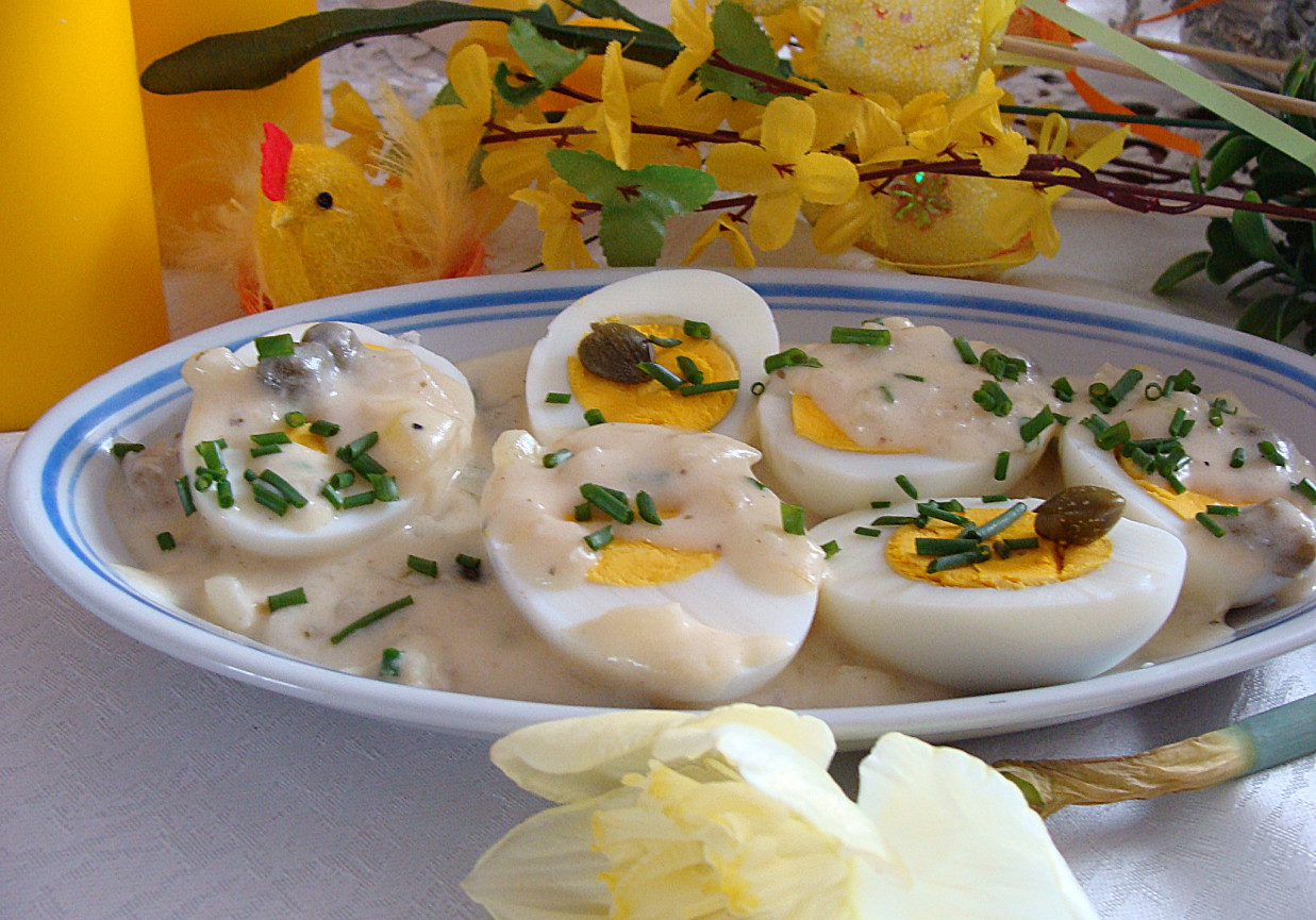 Jajeczka w chrzanowo-kaparowym sosie foto