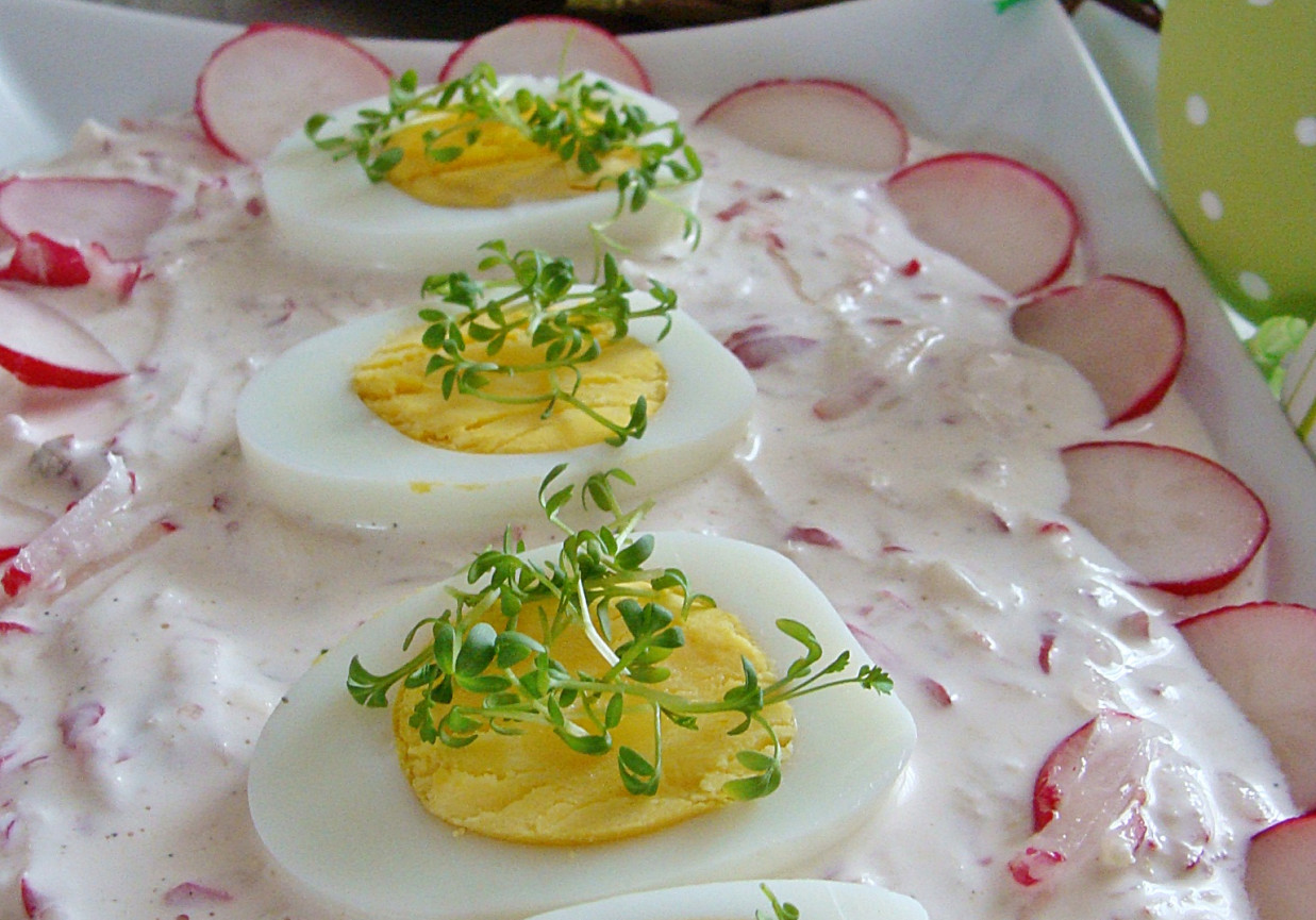 Jajeczka w rzodkiewkowym sosie foto