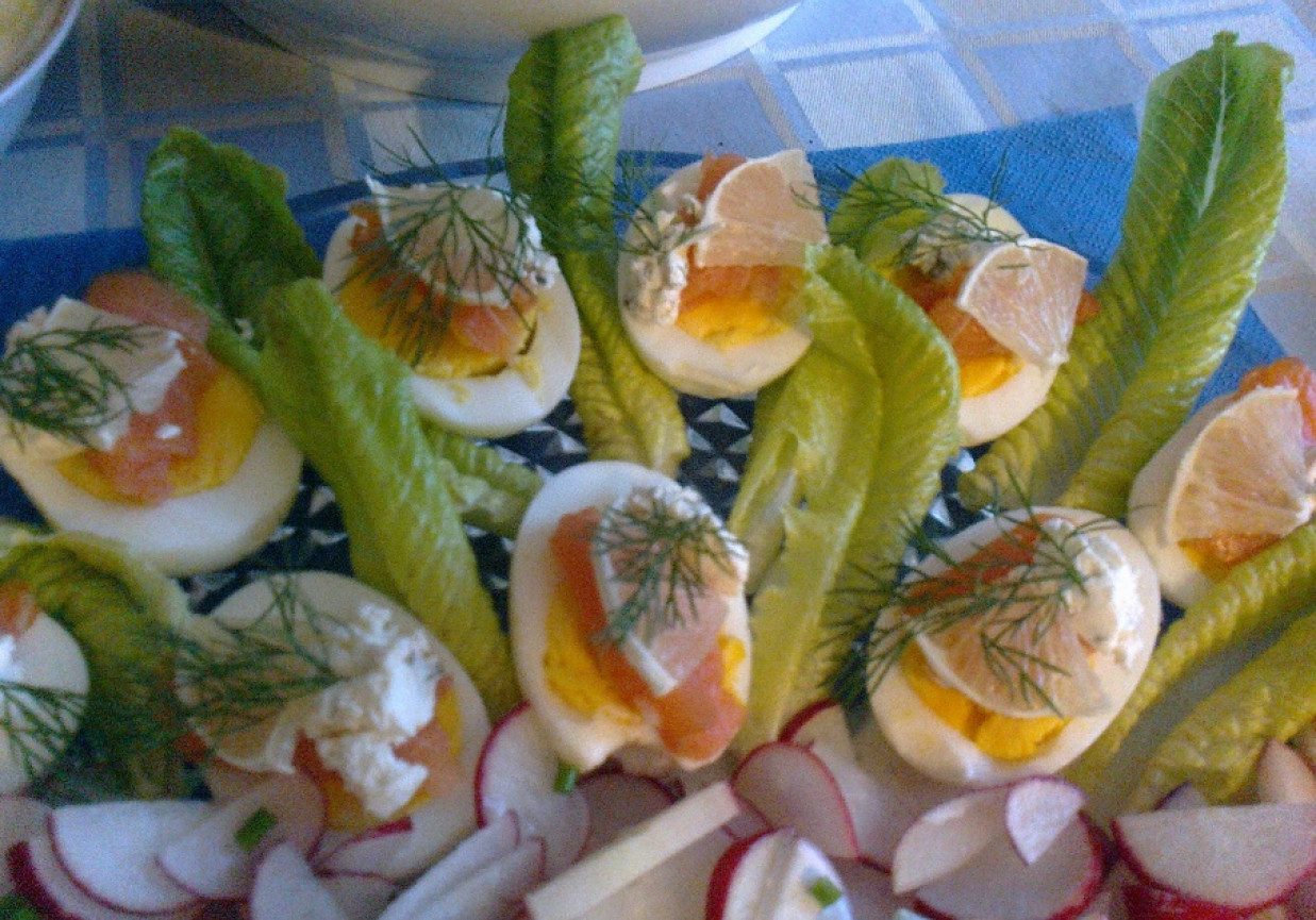 Jajeczka z łososiem na sałacie rzymskiej foto