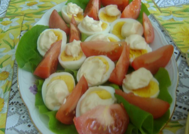 Fotografia przedstawiająca Jajeczka z majonezem i pomidorkiem