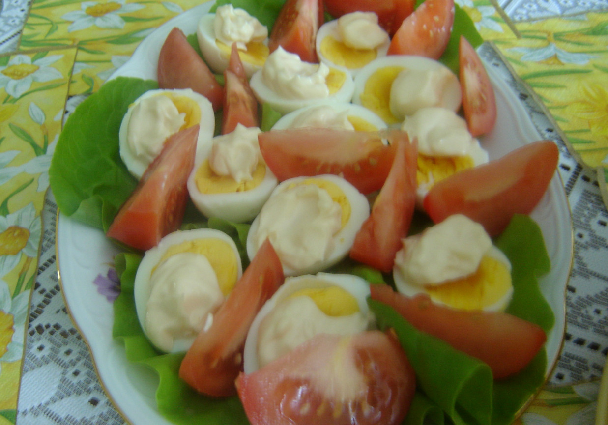 Jajeczka z majonezem i pomidorkiem foto