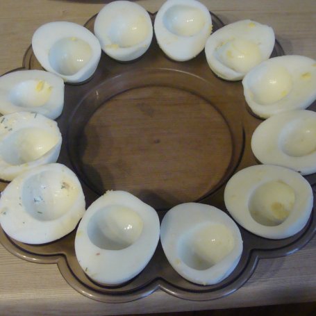 Krok 2 - Jajeczka z sałatka foto