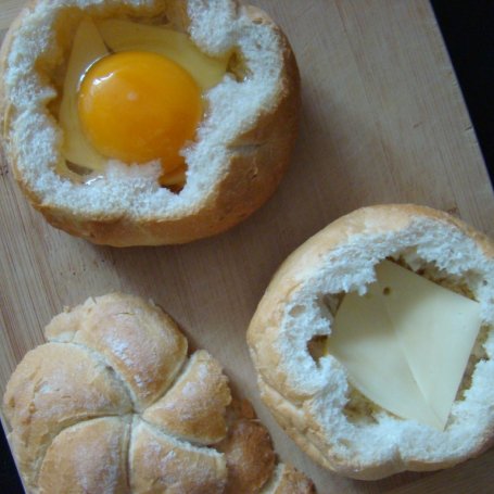 Krok 2 - Jajeczko w bułeczce na śniadanko  foto
