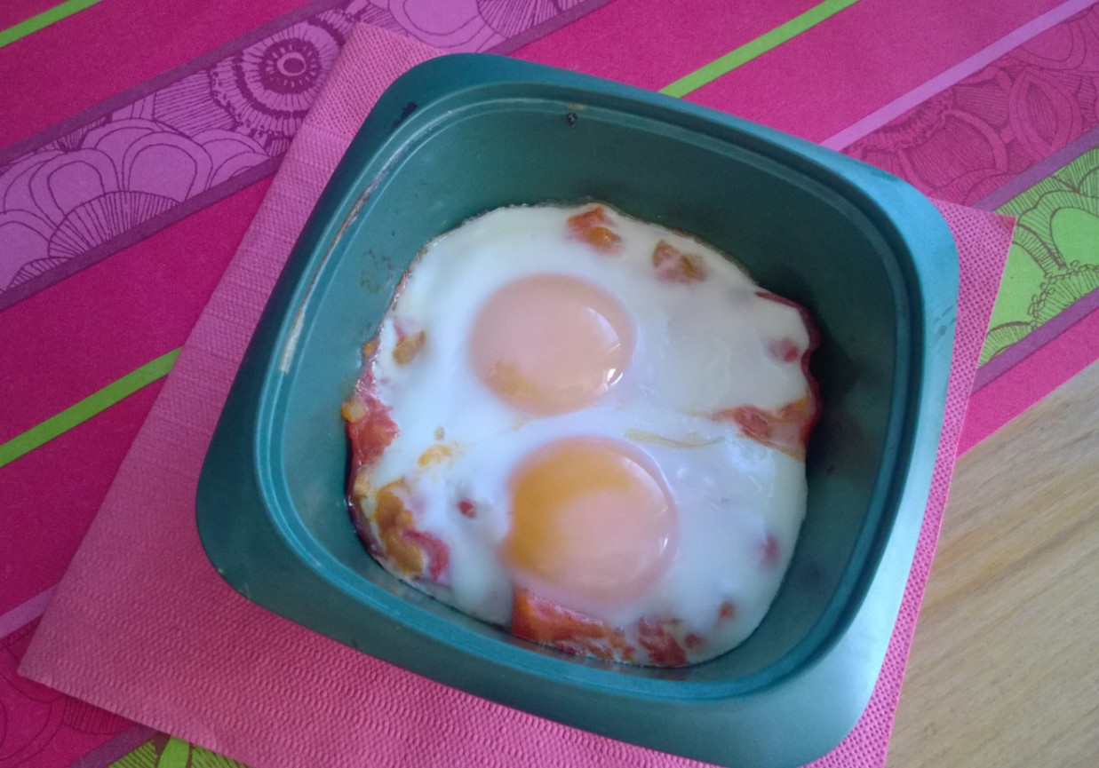 Jajeczko z chlebkiem zapiekane w kokilce foto