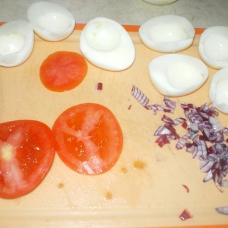 Krok 1 - Jajeczna awanturka na pomidorach foto