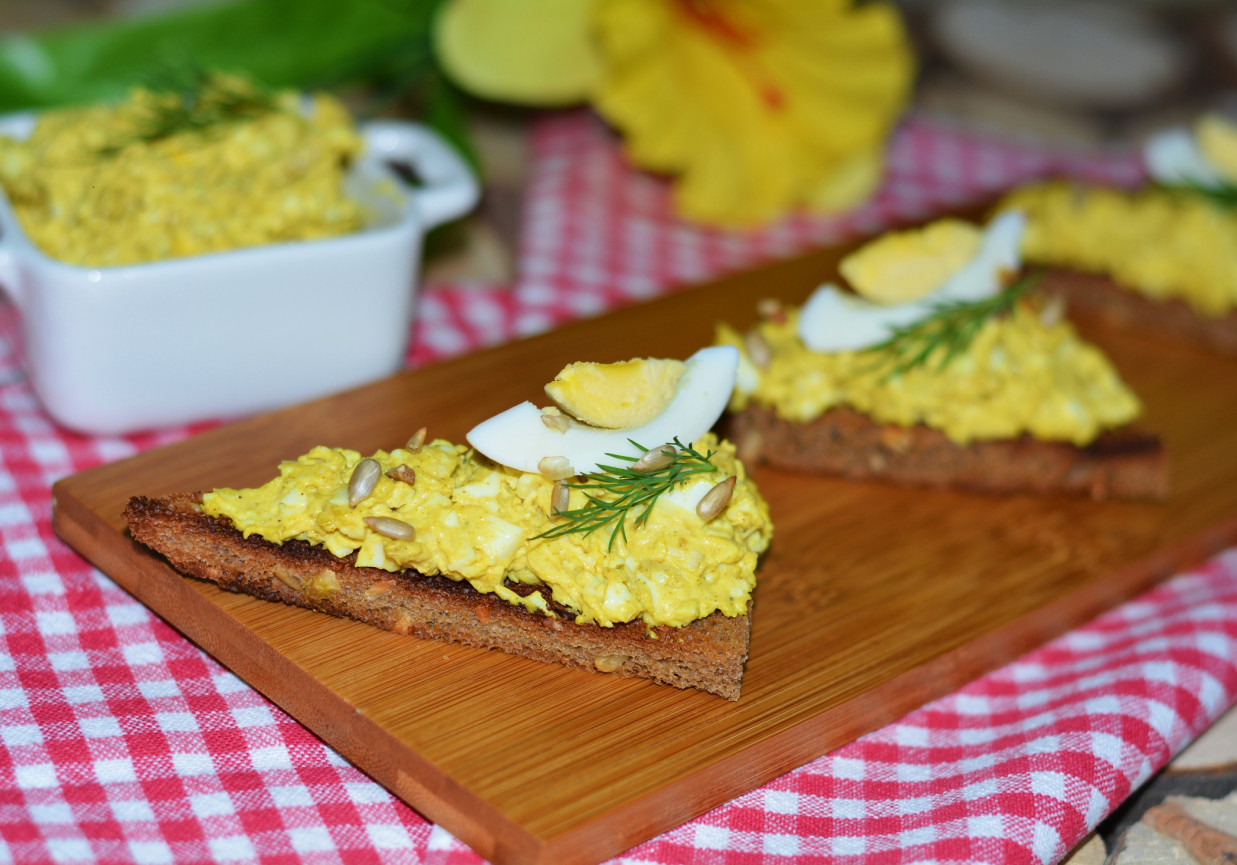 Jajeczna pasta z kurczakiem w curry DoradcaSmaku.pl