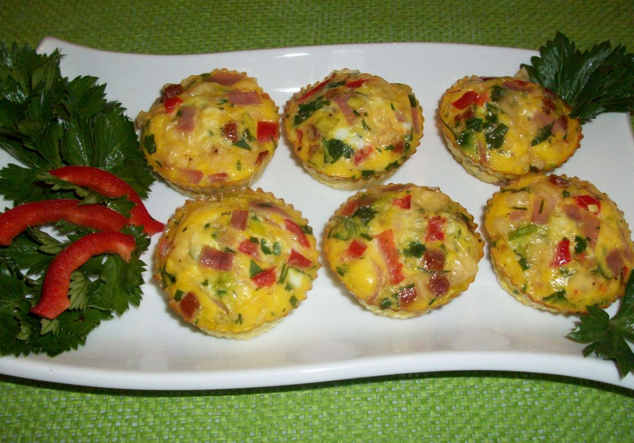 Jajeczne babeczki z szynką i warzywami foto