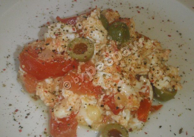 Fotografia przedstawiająca Jajecznica białkowa z pomidorami i oliwkami