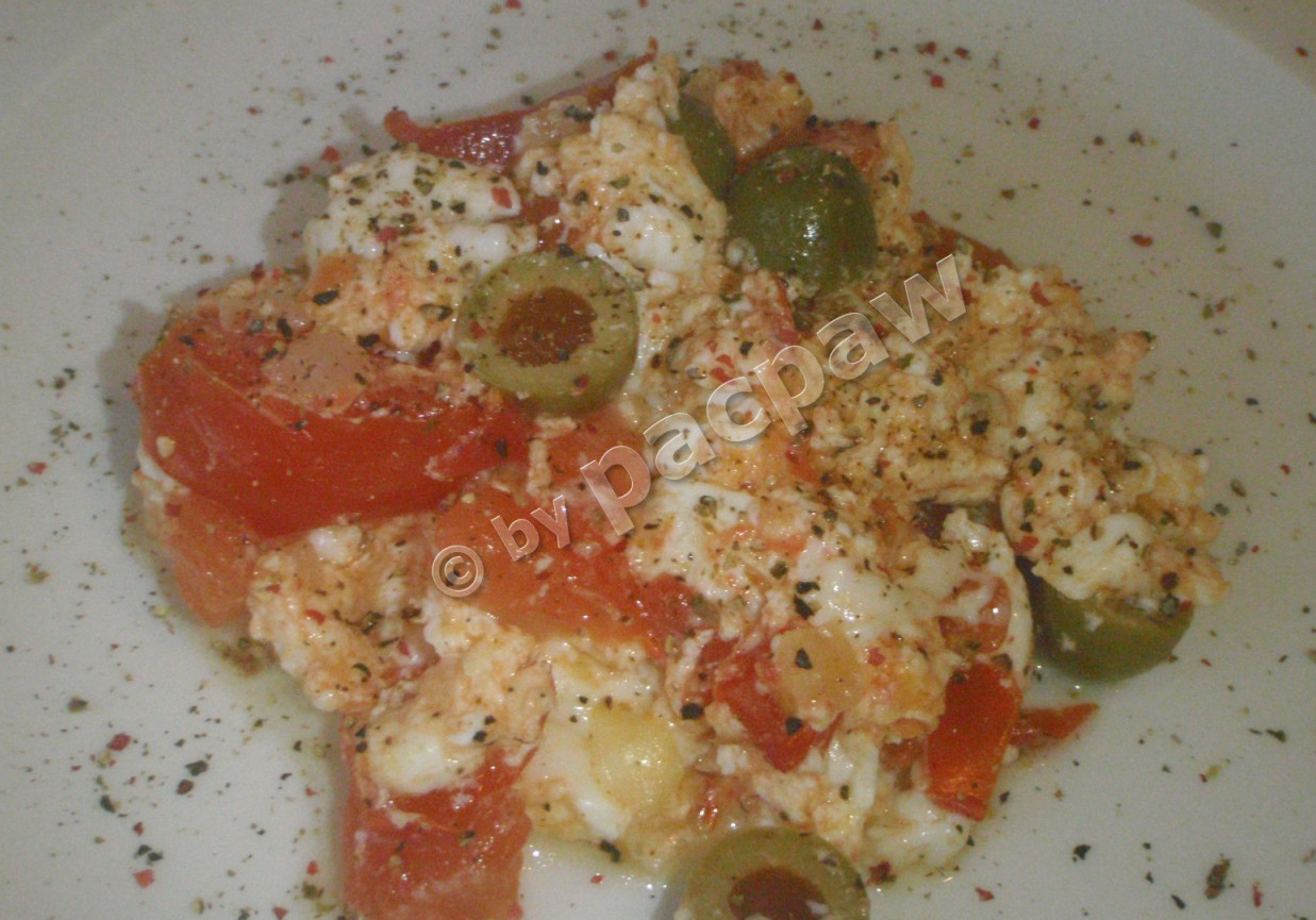 Jajecznica białkowa z pomidorami i oliwkami foto