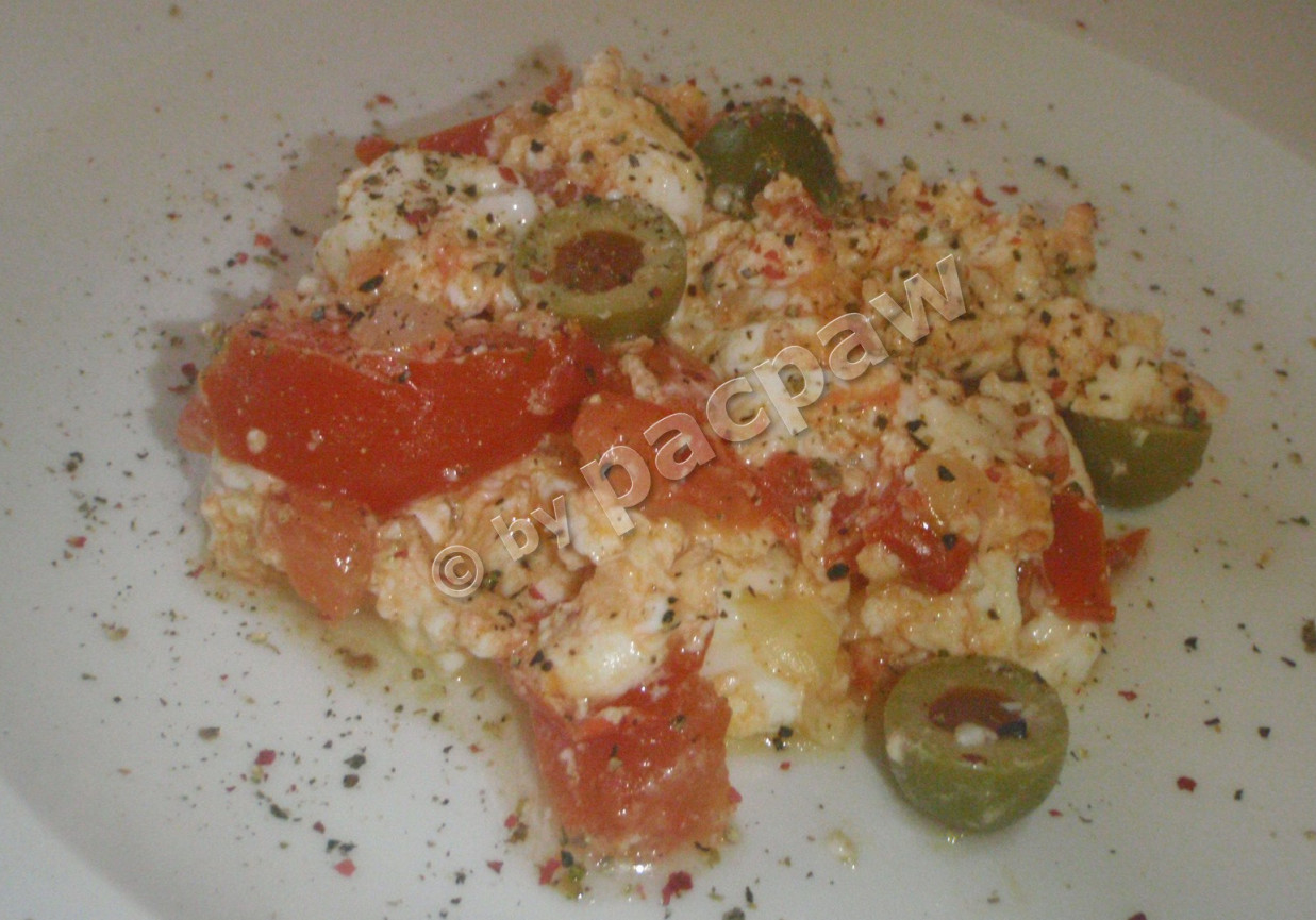 Jajecznica białkowa z pomidorami i oliwkami foto