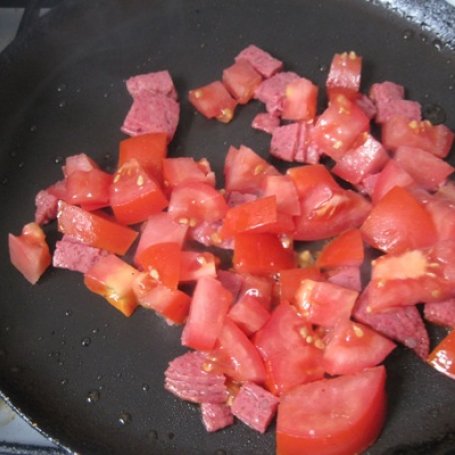 Krok 1 - Jajecznica dla 1 osoby z pomidorem i salami foto