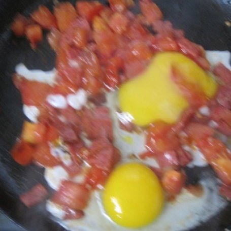 Krok 2 - Jajecznica dla 1 osoby z pomidorem i salami foto
