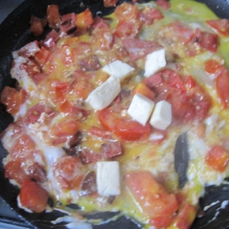 Krok 3 - Jajecznica dla 1 osoby z pomidorem i salami foto
