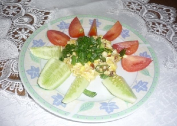 Fotografia przedstawiająca Jajecznica na boczku z warzywami