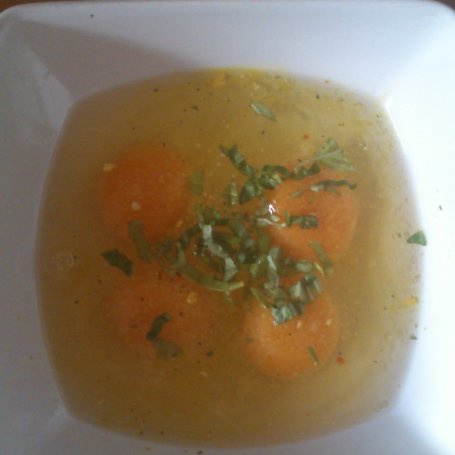 Krok 1 - jajecznica na cebuli z żółtym serem i bazylia foto