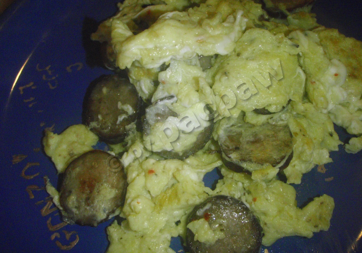 Jajecznica na kiełbasie z pikantym gomasio foto