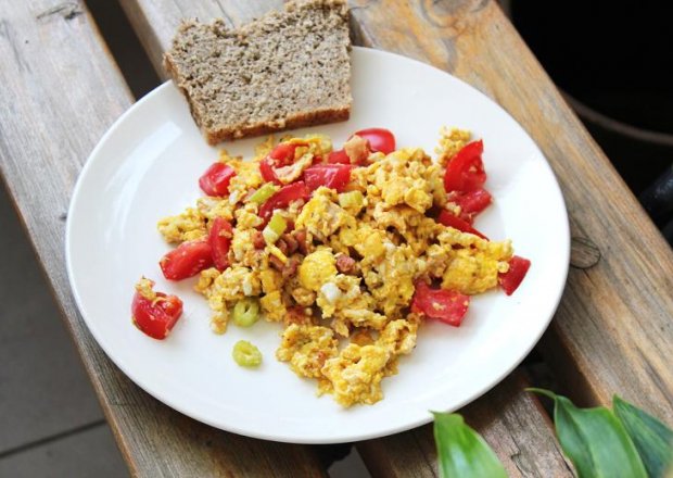 Fotografia przedstawiająca Jajecznica na letnie sniadanie