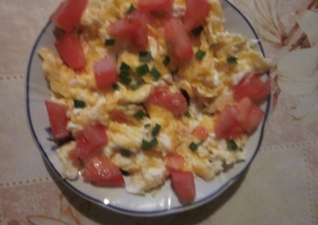 Fotografia przedstawiająca Jajecznica na maśle z pomidorek i szczypiorkiem