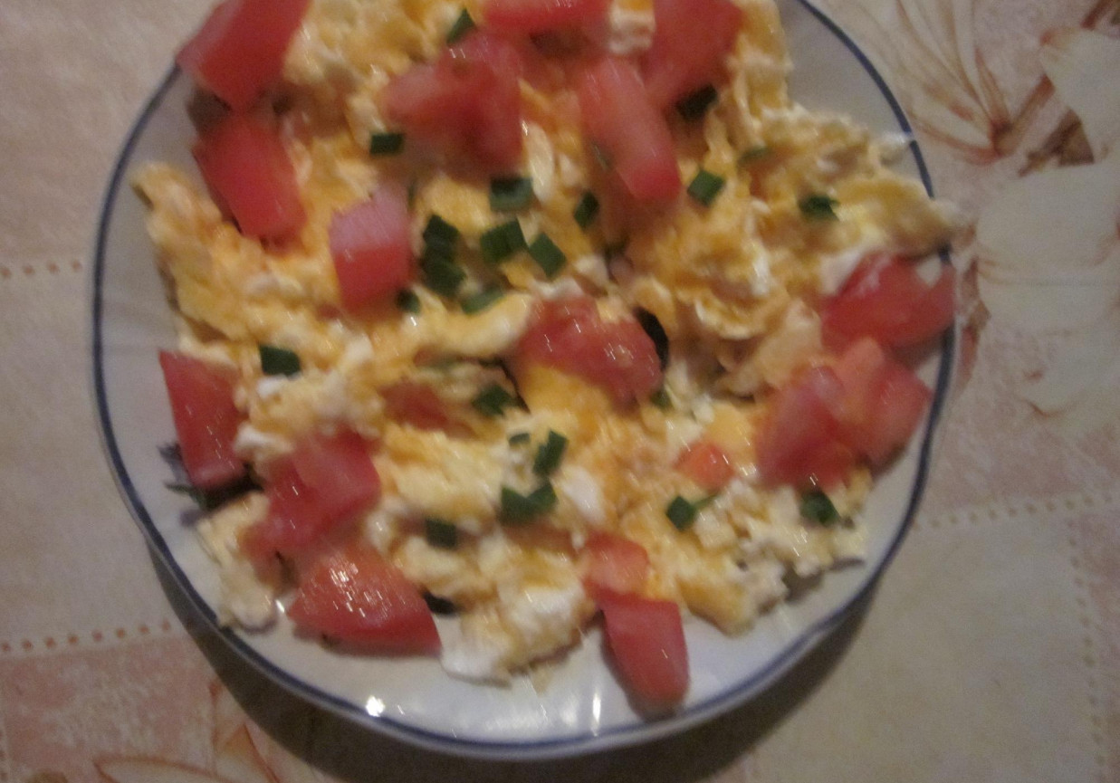 Jajecznica na maśle z pomidorek i szczypiorkiem foto