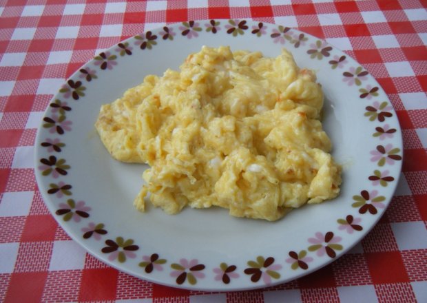 Fotografia przedstawiająca Jajecznica na maśle z wegetą
