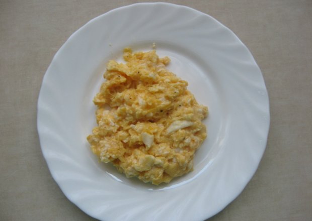 Fotografia przedstawiająca jajecznica na maśle