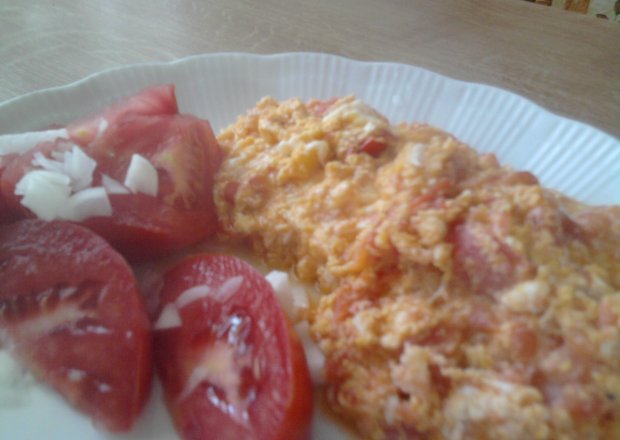 Fotografia przedstawiająca Jajecznica na pomidorach