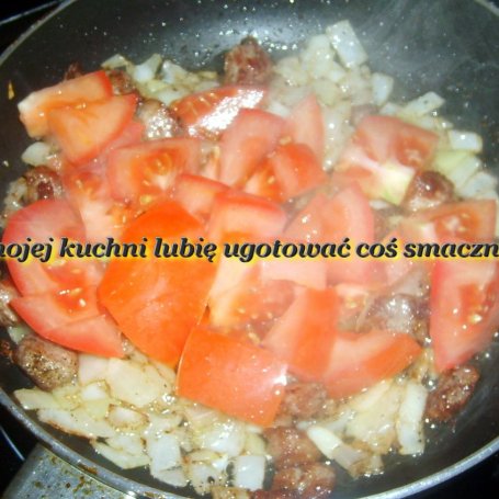 Krok 2 - jajecznica na schabie z pomidorami i cebulą... foto