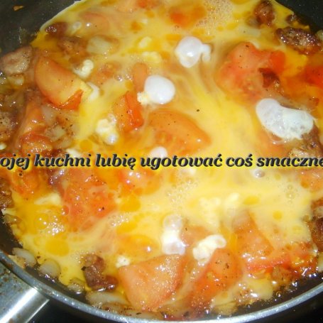 Krok 3 - jajecznica na schabie z pomidorami i cebulą... foto