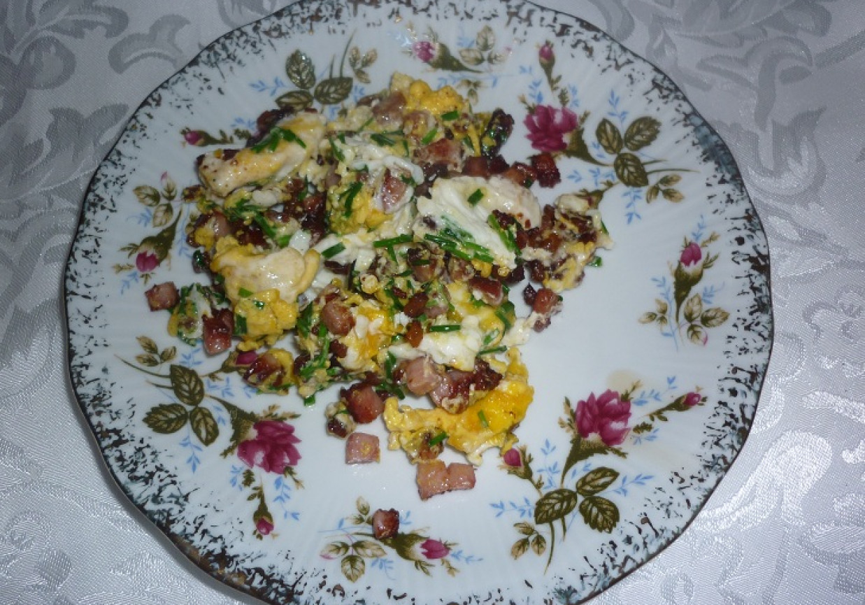 Jajecznica na słoninie ze skwarkami, kiełbaską i szczypiorkiem foto