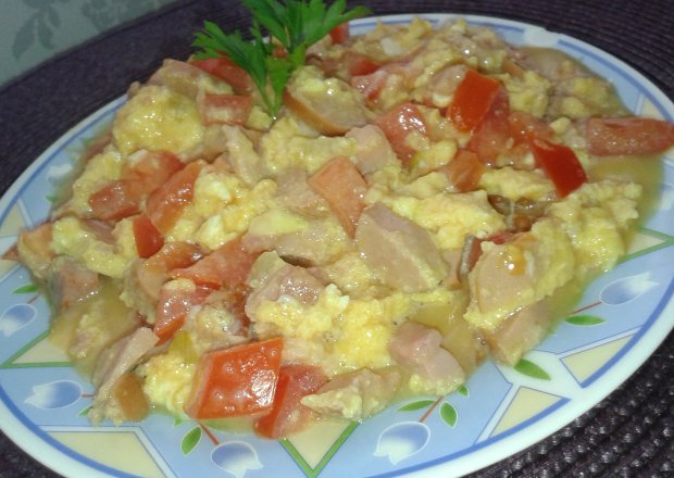 Fotografia przedstawiająca Jajecznica na śniadanie z pomidorami