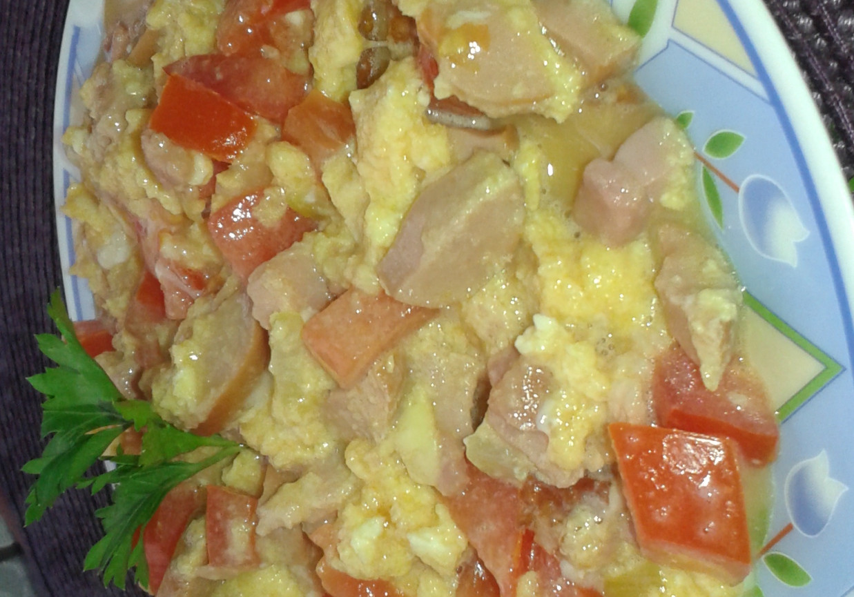 Jajecznica na śniadanie z pomidorami foto