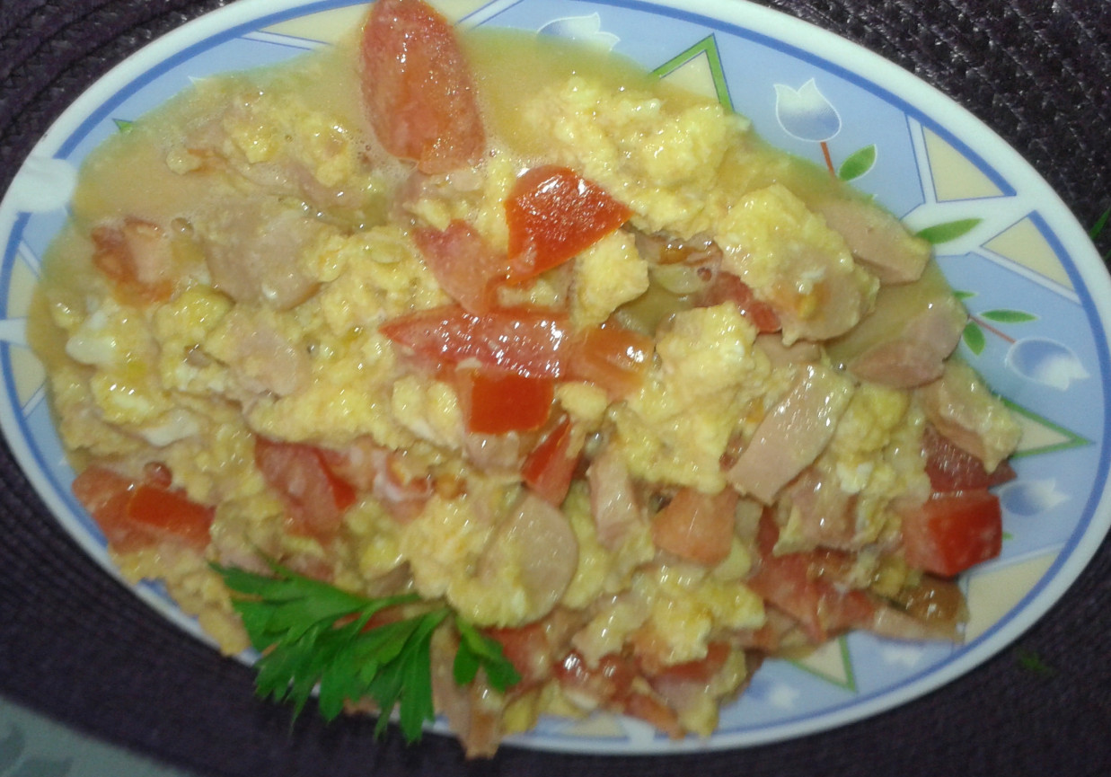 Jajecznica na śniadanie z pomidorami foto