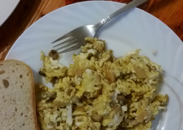 Fotografia przedstawiająca Jajecznica na szybkie śniadanie