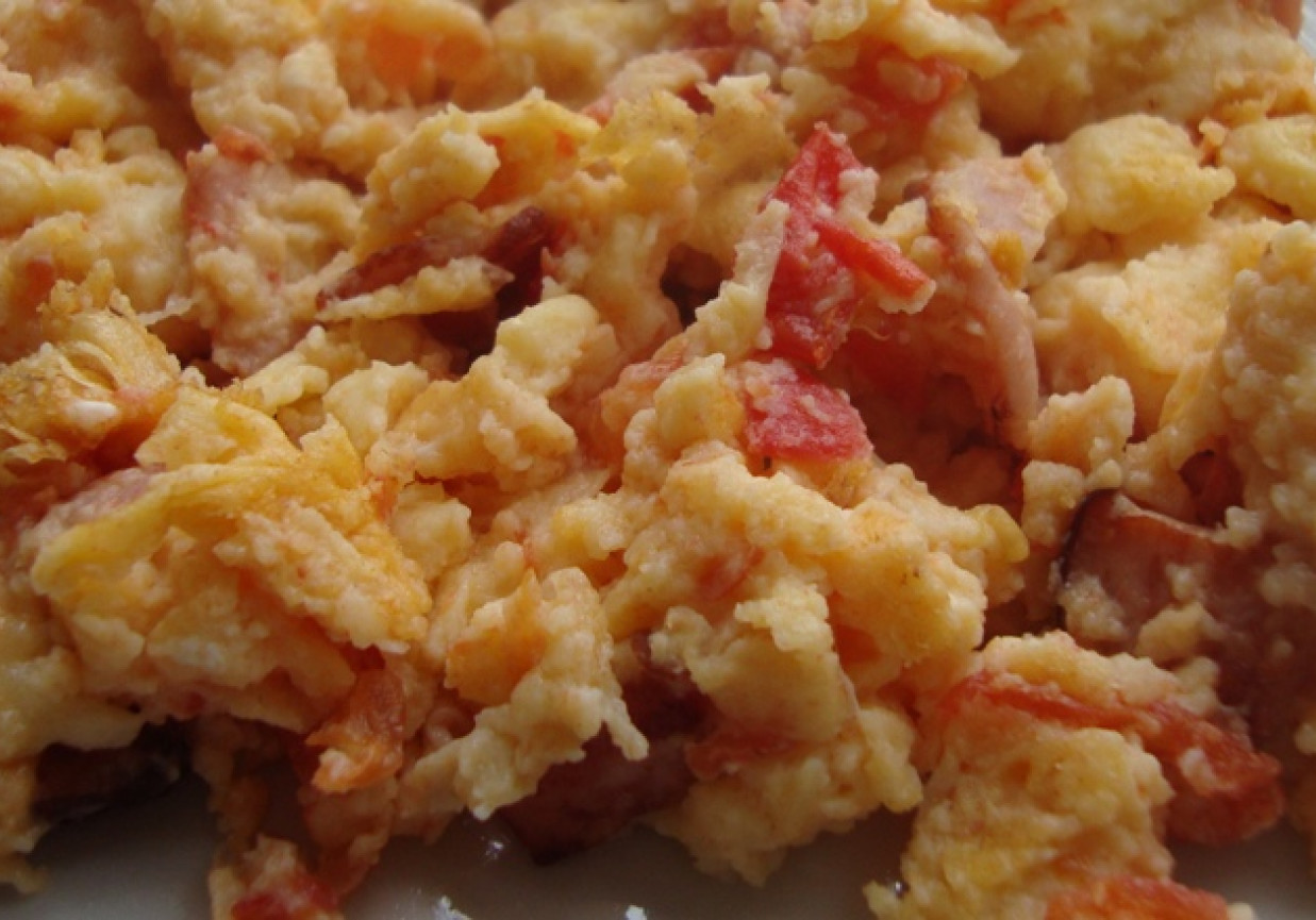 Jajecznica na szynce i pomidorach foto