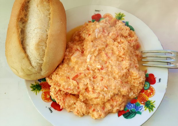 Fotografia przedstawiająca Jajecznica pomidorowa z serem