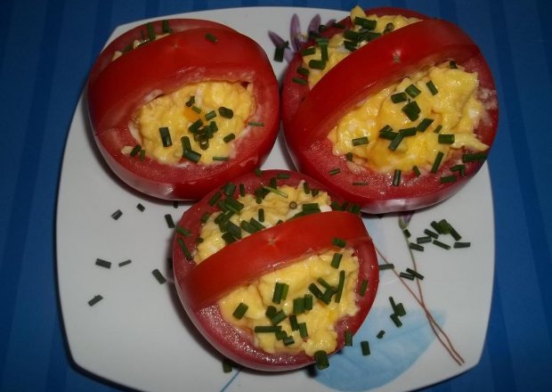 Fotografia przedstawiająca Jajecznica  w pomidorowych koszyczkach