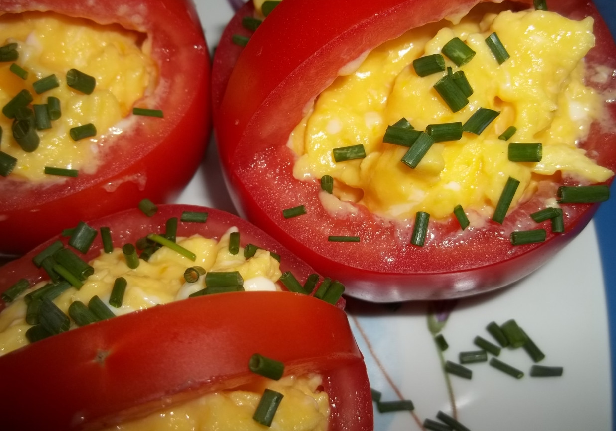 Jajecznica  w pomidorowych koszyczkach foto