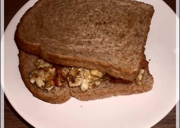 Fotografia przedstawiająca jajecznica w tostach