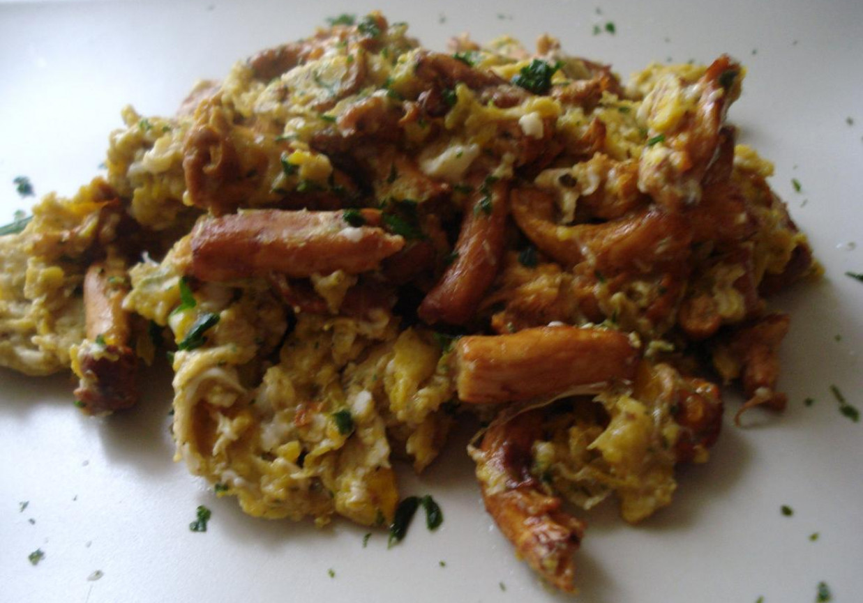 Jajecznica z aromatycznymi kurkami foto