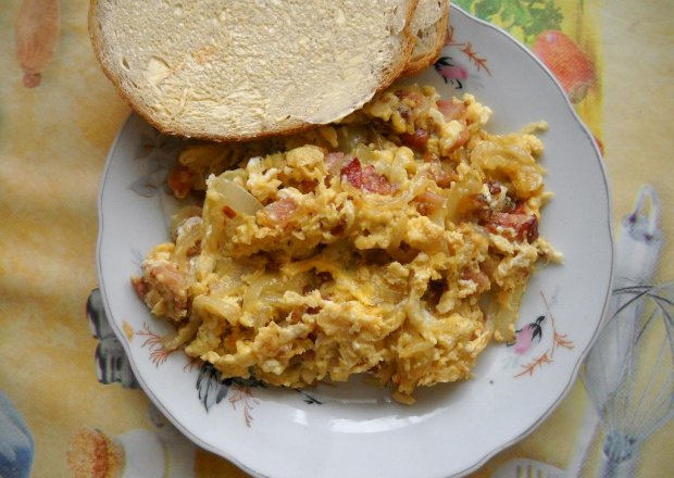 Fotografia przedstawiająca Jajecznica z boczkiem i cebulką