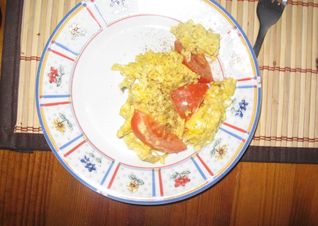 Fotografia przedstawiająca Jajecznica z boczkiem i pomidorami