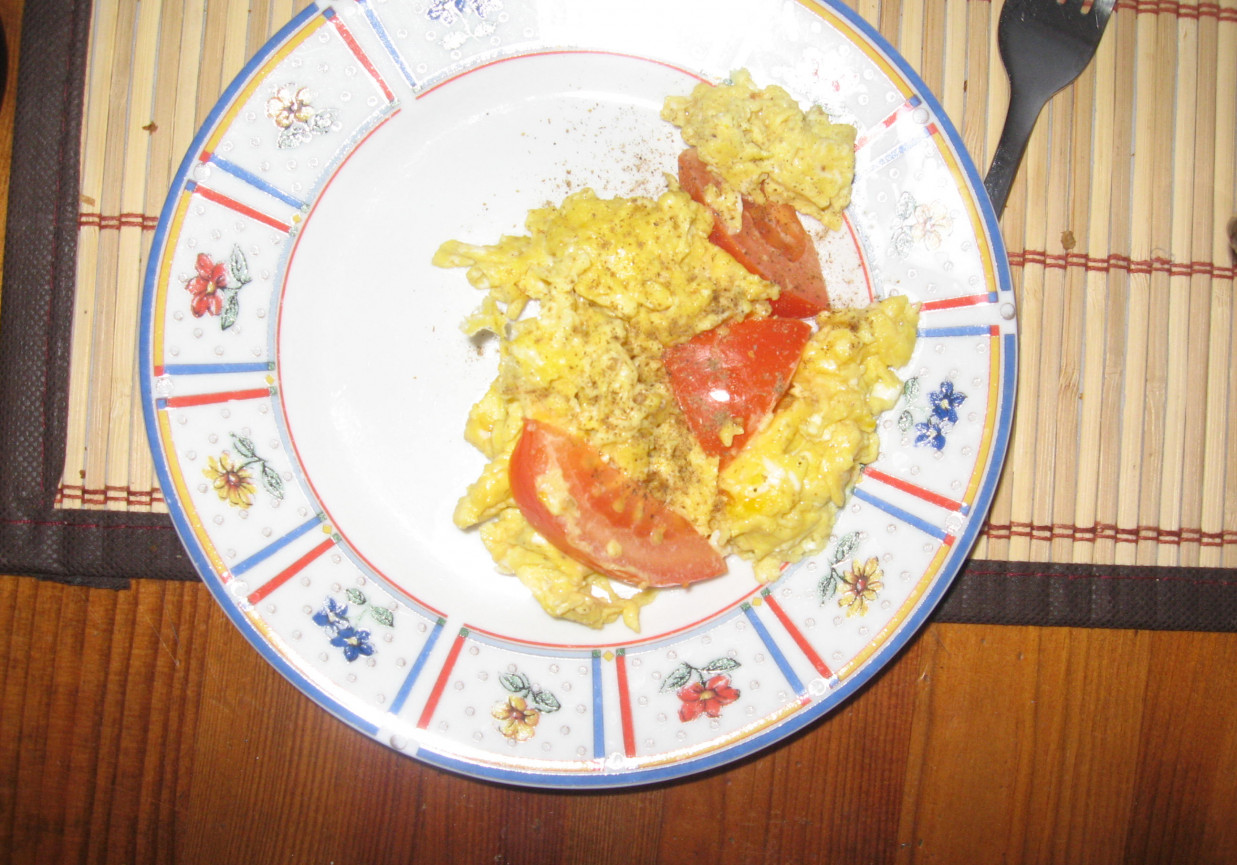 Jajecznica z boczkiem i pomidorami foto