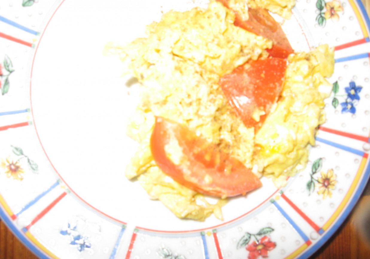 Jajecznica z boczkiem i pomidorami foto