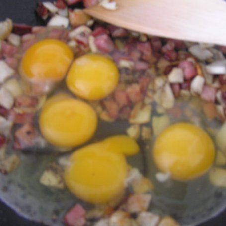 Krok 2 - Jajecznica z boczkiem, pieczarkami i żółtym serem foto