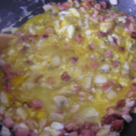 Krok 3 - Jajecznica z boczkiem, pieczarkami i żółtym serem foto