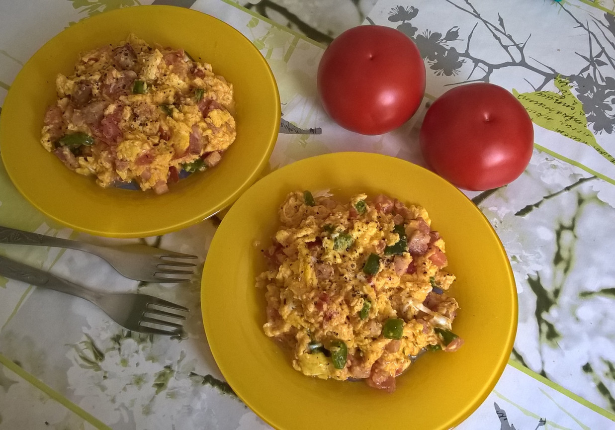 Jajecznica z boczkiem, pomidorem i papryką foto