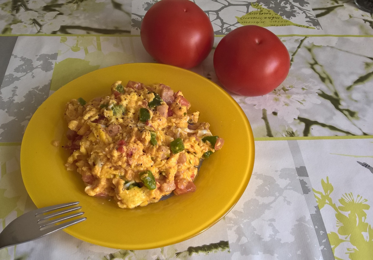 Jajecznica z boczkiem, pomidorem i papryką foto