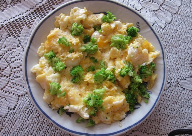 Fotografia przedstawiająca Jajecznica z brokułami